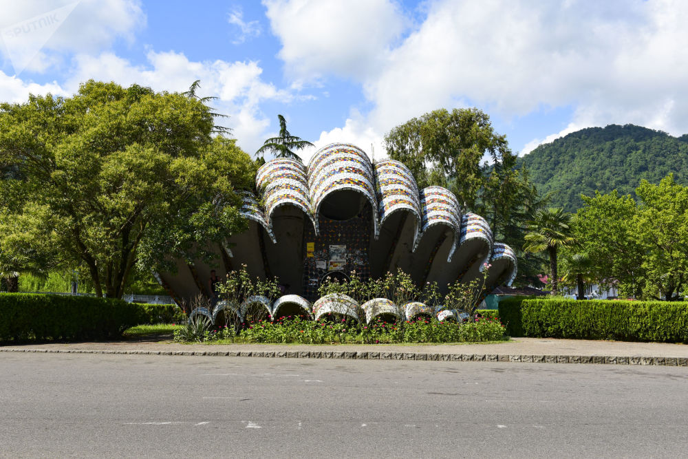 Остановка в абхазии по проекту церетели