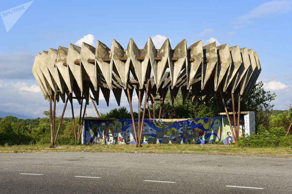 Остановка в абхазии по проекту церетели