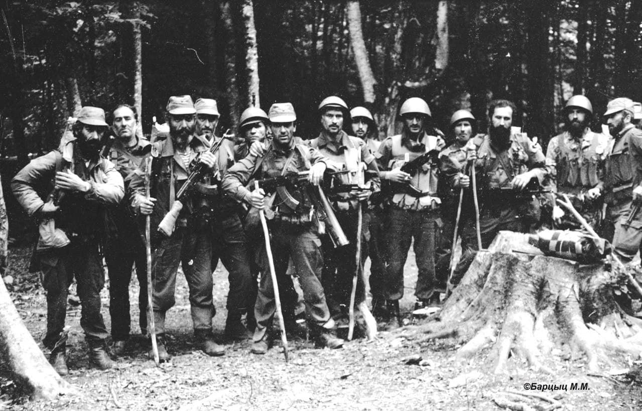 Июльское наступление. 03.07.1993 г. Часть бойцов 2 бригады 3 батальона перед наступлением. ОВНА Июльское наступление. 03.07.1993 г. Часть бойцов 2 бригады 3 батальона перед наступлением. ОВНА