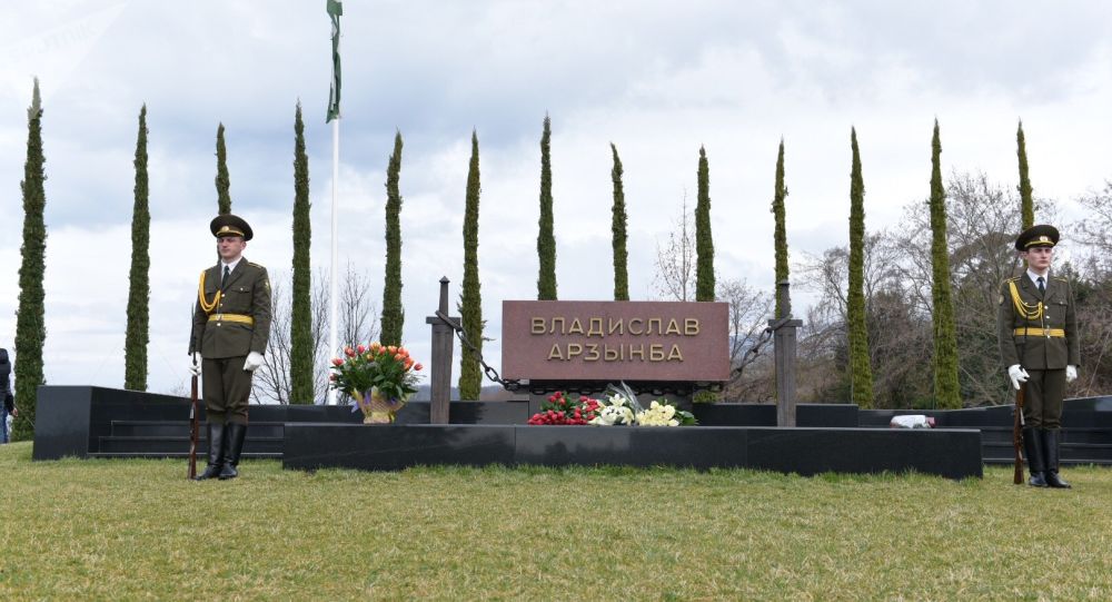 Президенты Абхазии и Южной Осетии возложили цветы к мемориалу Владислава Ардзинба