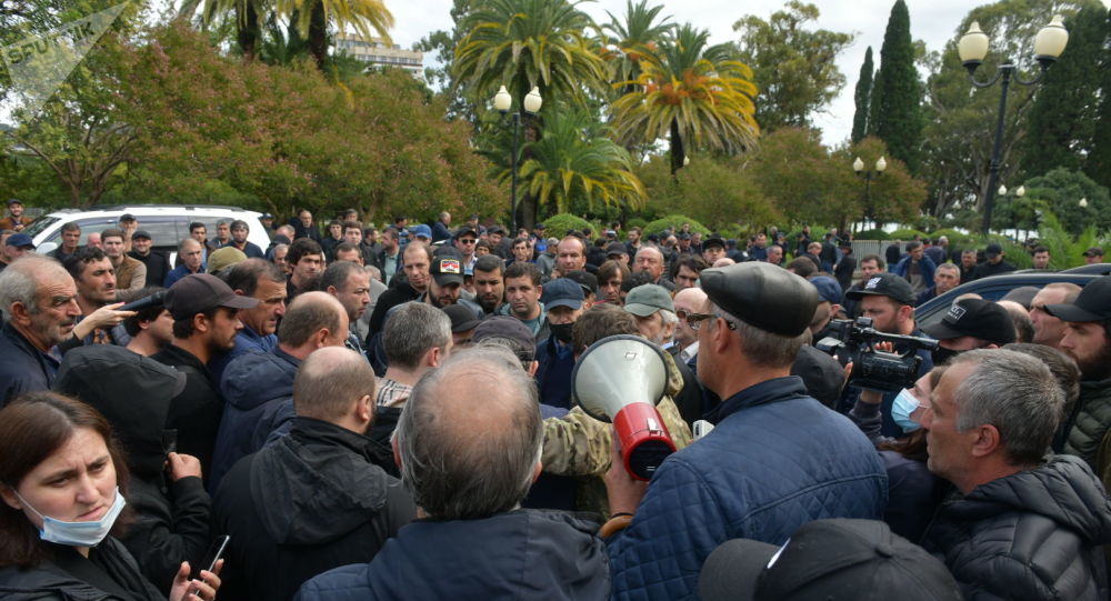  Митингующие у здания Парламента Абхазии не расходятся