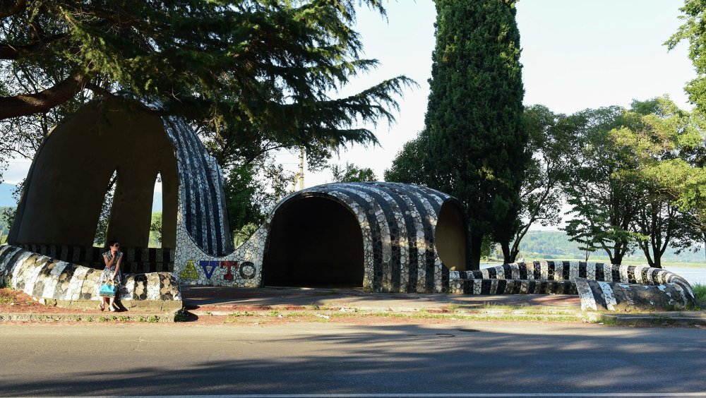 Остановка в абхазии по проекту церетели