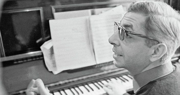 Советский и российский композитор, народный артист РСФСР Микаэл Леонович Таривердиев.