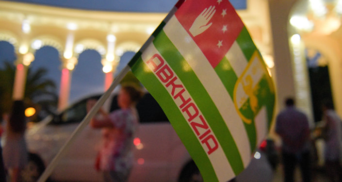 Абхазский флаг на фоне колонады в Гагре.