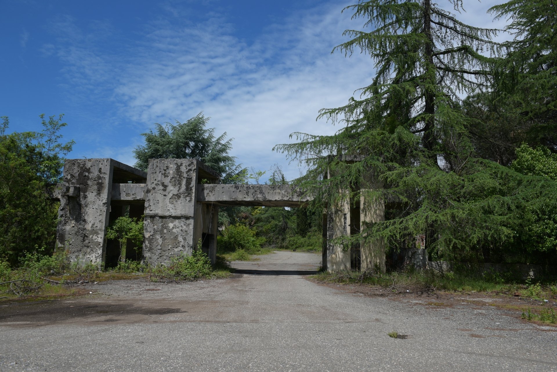 Главный вход на базу.