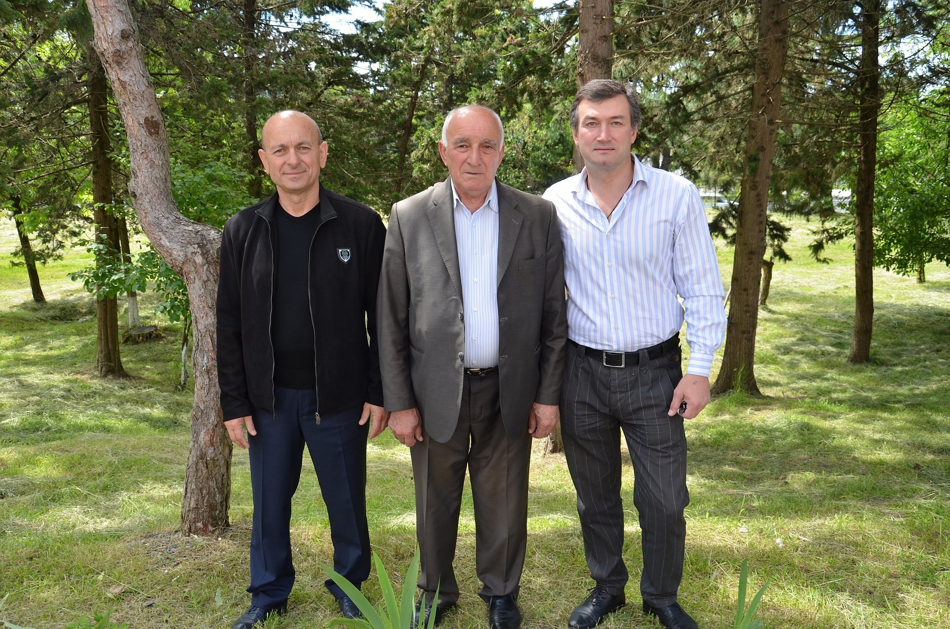 На фото: Директор Республиканской детской спортивной школы игр Юрий Логуа, заведующий спортсооружениями базы в 1972–1992 годах Анатолий Ашуба и нынешний директор базы Даур Аршба.