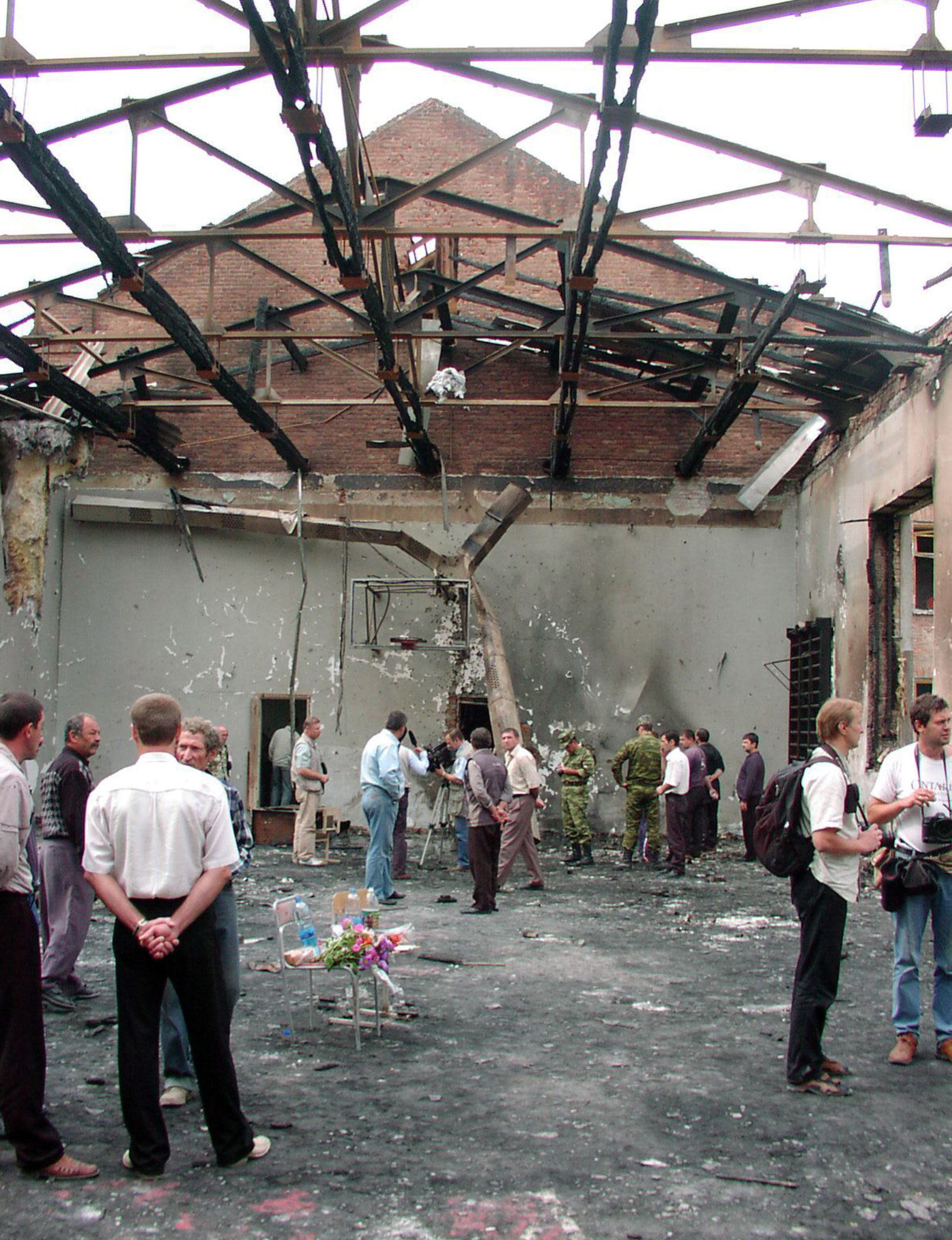 Беслан теракт в школе террористы. Беслан теракт в школе 2004.