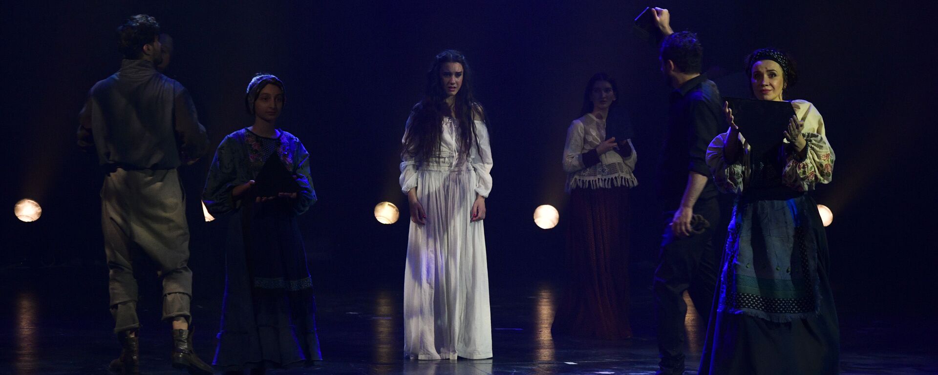 Предпремьерный показ спектакля  Кровавая свадьба в РУСДРАМе - Sputnik Абхазия, 1920, 14.04.2026