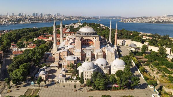  В этом файле фотография, сделанная 28 июня 2020 года в Стамбуле, показывает музей Святой Софии в Стамбуле. - Высший турецкий суд 10 июля 2020 года отменил статус собора Святой Софии шестого века как музея, расчистив путь для его превращения в мечеть.  - Sputnik Абхазия