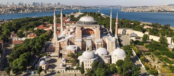 В этом файле фотография, сделанная 28 июня 2020 года в Стамбуле, показывает музей Святой Софии в Стамбуле. - Высший турецкий суд 10 июля 2020 года отменил статус собора Святой Софии шестого века как музея, расчистив путь для его превращения в мечеть.   В этом файле фотография, сделанная 28 июня 2020 года в Стамбуле, показывает музей Святой Софии в Стамбуле. - Высший турецкий суд 10 июля 2020 года отменил статус собора Святой Софии шестого века как музея, расчистив путь для его превращения в мечеть.  - Sputnik Абхазия