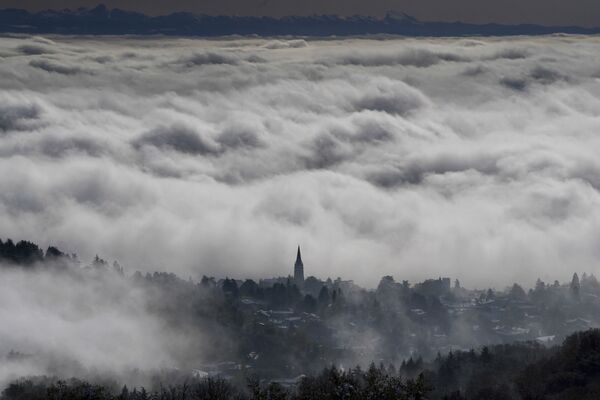 Цунами из облаков над местечком Сен-Сир-о-Мон-д'Ор около Лиона, Франция - Sputnik Абхазия