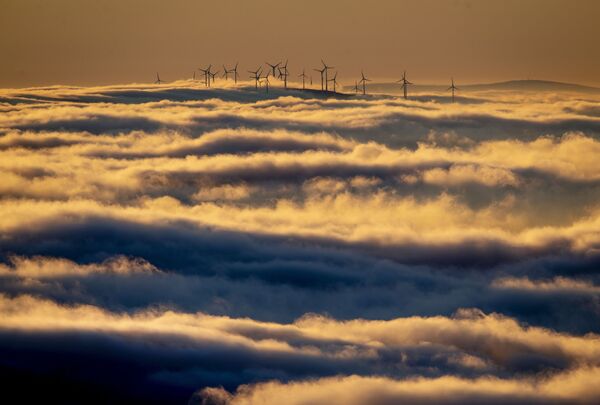 Окруженные облаками ветрогенераторы в Таунусе, Германия  - Sputnik Абхазия