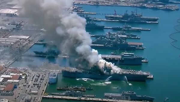 Пожар на десантном корабле ВМС США на базе в Сан-Диего — съёмка с вертолёта - Sputnik Абхазия