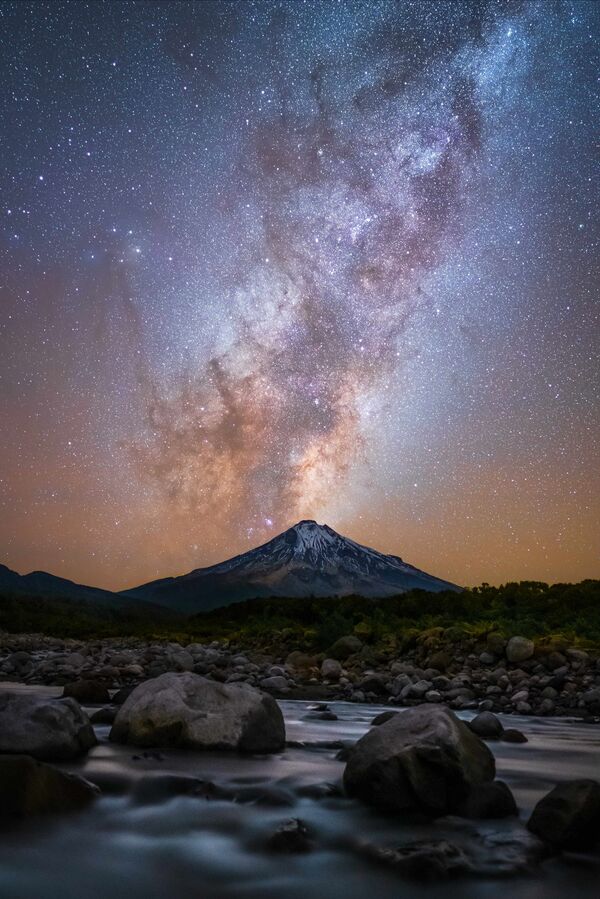 В категории Астрофотография победу одержала Лори Винтер (Laurie Winter), заснявшая извержение вулкана Таранаки в Новой Зеландии.

 - Sputnik Абхазия