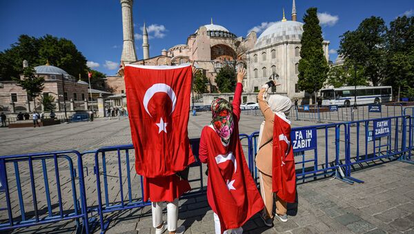 Женщина с турецкими национальными флагами собралась возле музея Святой Софии - Sputnik Абхазия