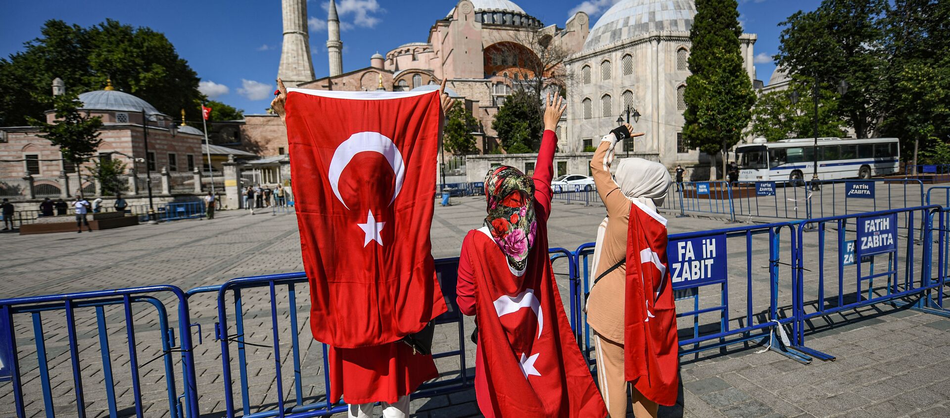 Женщина с турецкими национальными флагами собралась возле музея Святой Софии - Sputnik Абхазия, 1920, 14.07.2020
