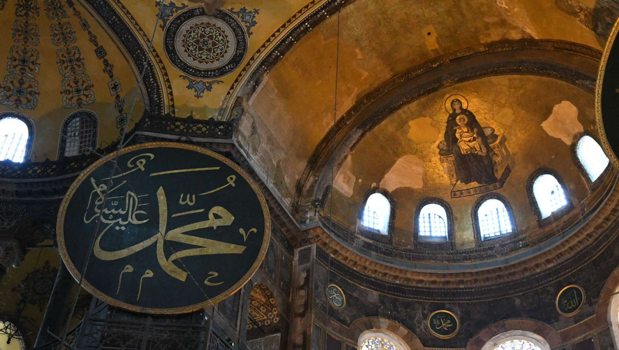 После молитвы в церкви святой софии. Храм Святой Софии в Стамбуле.