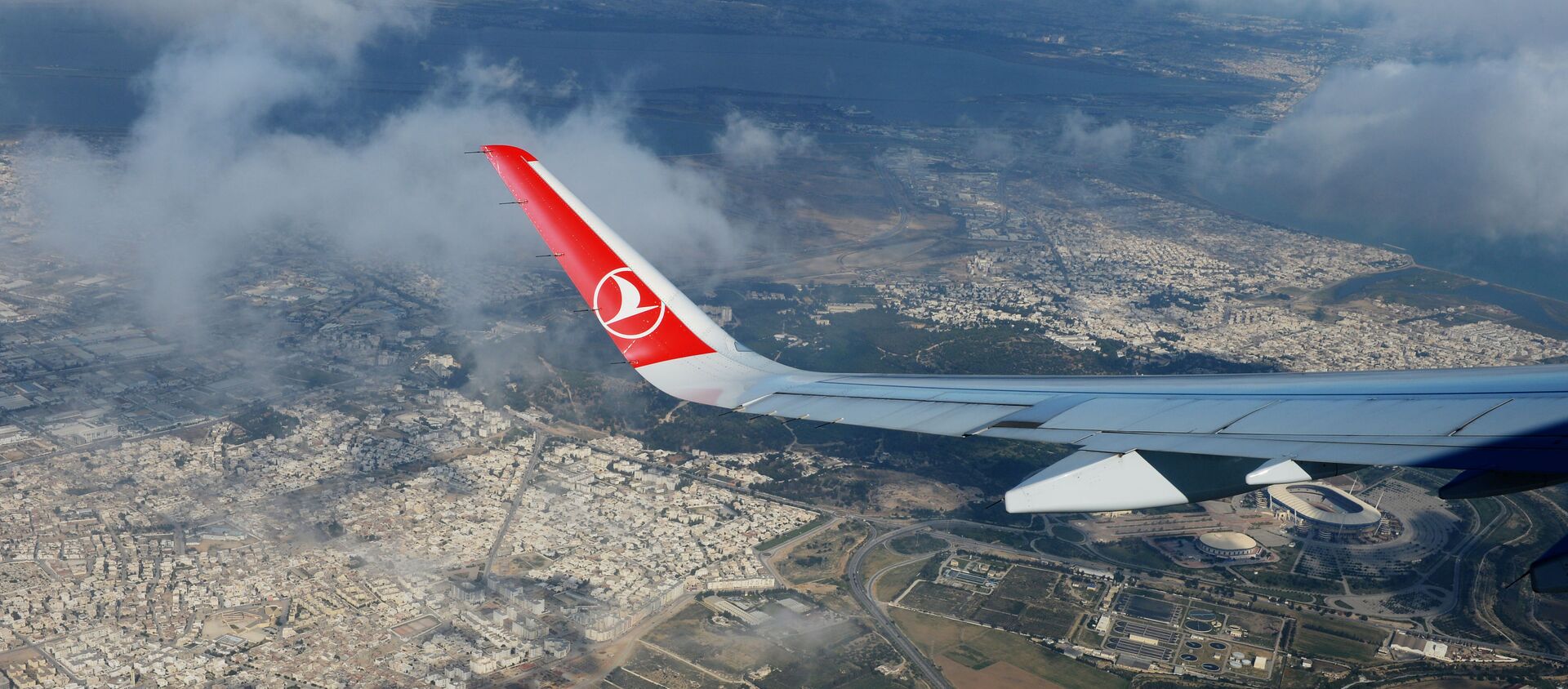Вид на территорию города Туниса из самолета авиакомпании Turkish Airlines во время полета. - Sputnik Аҧсны, 1920, 19.06.2021