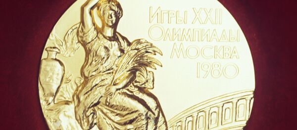 Лицевая сторона золотой медали XXII Олимпийских игр 1980 года Лицевая сторона золотой медали XXII Олимпийских игр 1980 года - Sputnik Абхазия