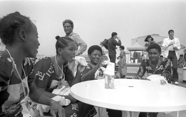 Спортсменки из Конго в кафе Олимпийской деревни. XXII Олимпийские игры. - Sputnik Абхазия