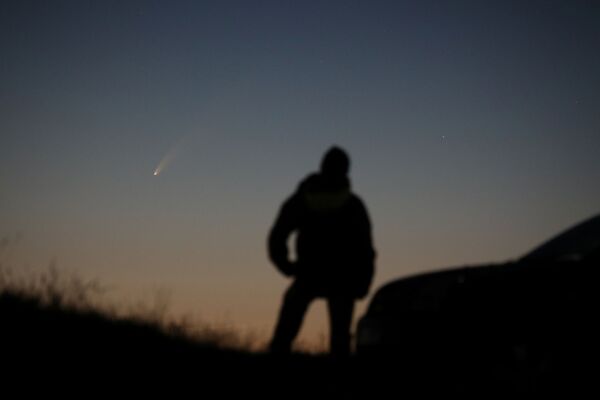 Мужчина наблюдает комету C/2020 F3 над Великобританией - Sputnik Абхазия