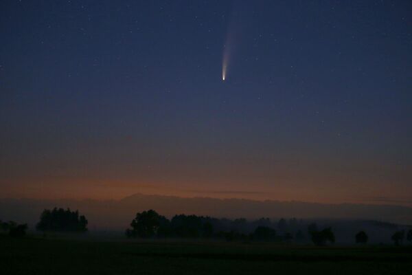 Комета C/2020 F3 в небе над Германией - Sputnik Абхазия