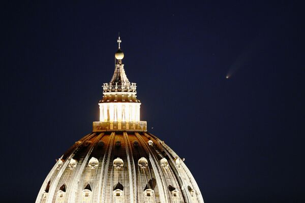 Комета C/2020 F3 в небе над Базиликой Святого Петра в Риме - Sputnik Абхазия