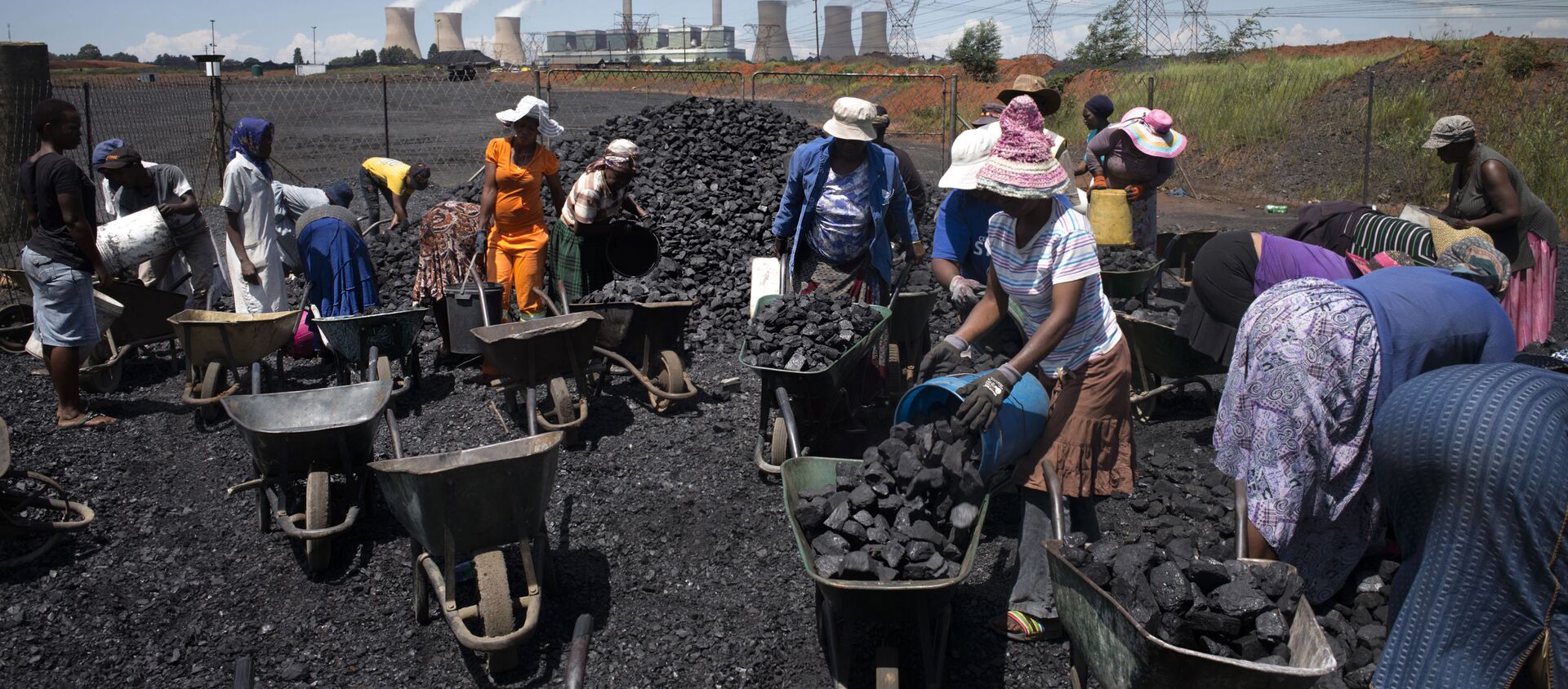Женщины набирают уголь в тачки в ЮАР - Sputnik Абхазия, 1920, 17.07.2020