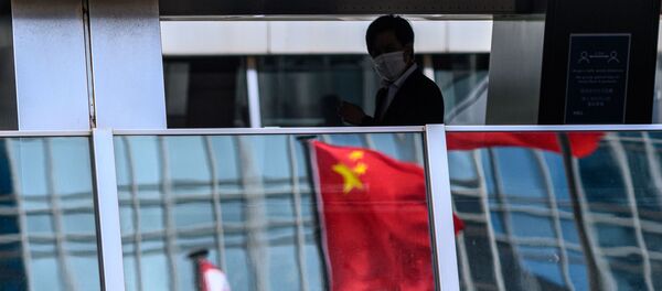 Мужчина проходит мимо отражения китайского флага Мужчина проходит мимо отражения китайского флага - Sputnik Абхазия