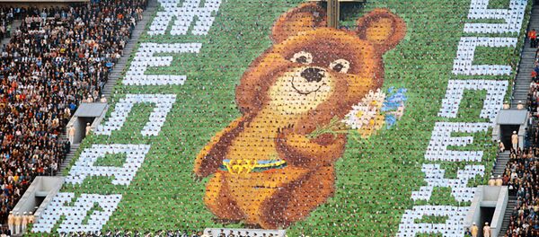 Символ Олимпиады-80 Медвежонок на трибуне Символ Олимпиады-80 Медвежонок на трибуне - Sputnik Абхазия