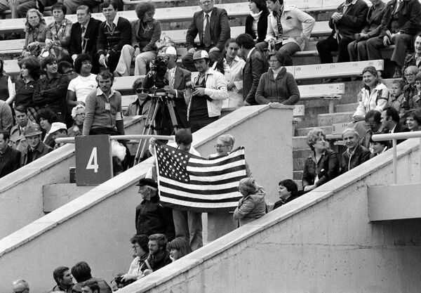 Зрители с амеркианским флагом на торжественной церемонии открытия Олимпийских игр в Москве - Sputnik Абхазия