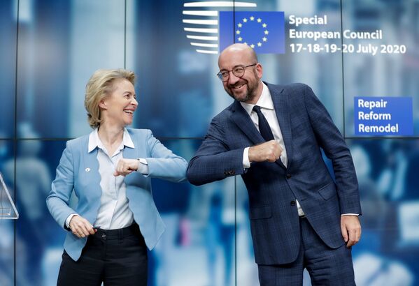 Глава Евросовета Шарль Мишель и председатель Еврокомиссии Урсула фон дер Ляйен на саммите ЕС в Брюсселе - Sputnik Абхазия