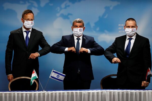 Глава МИД Израиля Габи Ашкенази, венгерский министр иностранных дел Петер Сийярто и министр науки и технологий Израиля Ижар Шай - Sputnik Абхазия