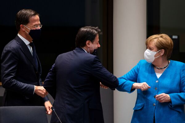 Ангела Меркель здоровается с Джузеппе Конте на саммите ЕС в Брюсселе - Sputnik Абхазия