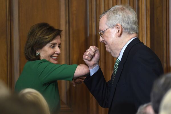 Спикер Палаты представителей США Нэнси Пелоси и сенатор Митч Макконнелл во время приветствия локтем  - Sputnik Абхазия