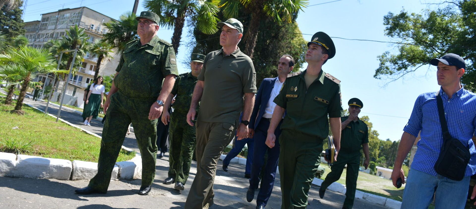 Президент Аслан Бжания посетил Министерство обороны Республики Абхазия  - Sputnik Абхазия, 1920, 23.07.2020