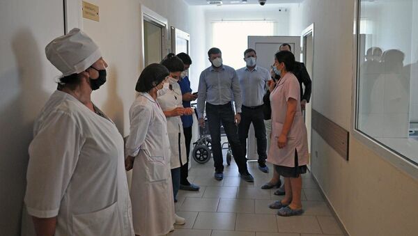 Делегация представителей Министерства здравоохранения Российской Федерации посетила Гудаутскую ЦРБ и Сухумскую инфекционную больницу - Sputnik Аҧсны