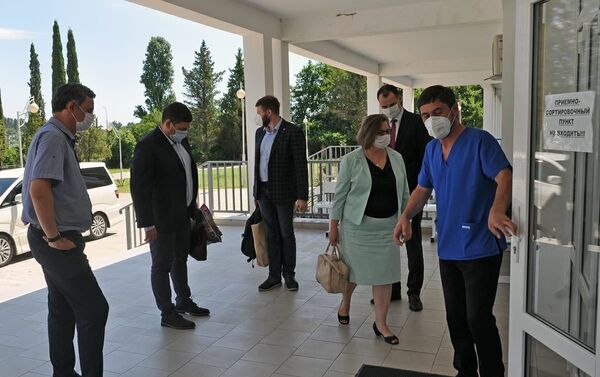Делегация представителей Министерства здравоохранения Российской Федерации посетила Гудаутскую ЦРБ и Сухумскую инфекционную больницу - Sputnik Абхазия