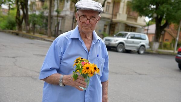 Дедушка с цветами  - Sputnik Абхазия