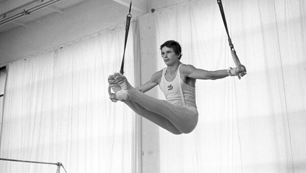 Абсолютный чемпион мира и Европы 1979 года Александр Дитятин выполняет один из самых сложных элементов на кольцах - угол с крестом. - Sputnik Абхазия