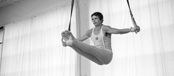 Абсолютный чемпион мира и Европы 1979 года Александр Дитятин выполняет один из самых сложных элементов на кольцах - угол с крестом. Абсолютный чемпион мира и Европы 1979 года Александр Дитятин выполняет один из самых сложных элементов на кольцах - угол с крестом. - Sputnik Абхазия