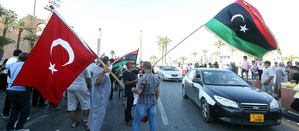 Люди машут флагами Ливии и Турции во время демонстрации на площади Мучеников в центре ливийской столицы Триполи Люди машут флагами Ливии и Турции во время демонстрации на площади Мучеников в центре ливийской столицы Триполи - Sputnik Абхазия