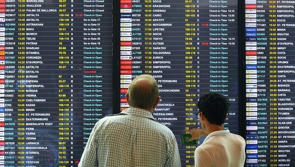 Пассажиры смотрят расписание авиарейсов в аэропорту Домодедово. - Sputnik Абхазия