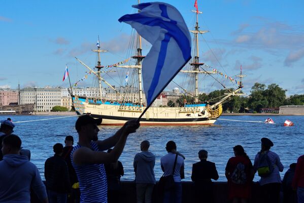 Жители собрались на набережной Санкт-Петербурга во время Главного военно-морского парада России - Sputnik Абхазия