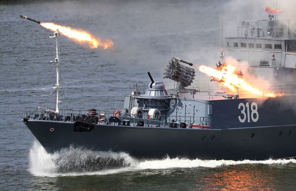 Малый противолодочный корабль «Алексин» во время празднования Дня Военно-морского флота в Балтийске  - Sputnik Абхазия