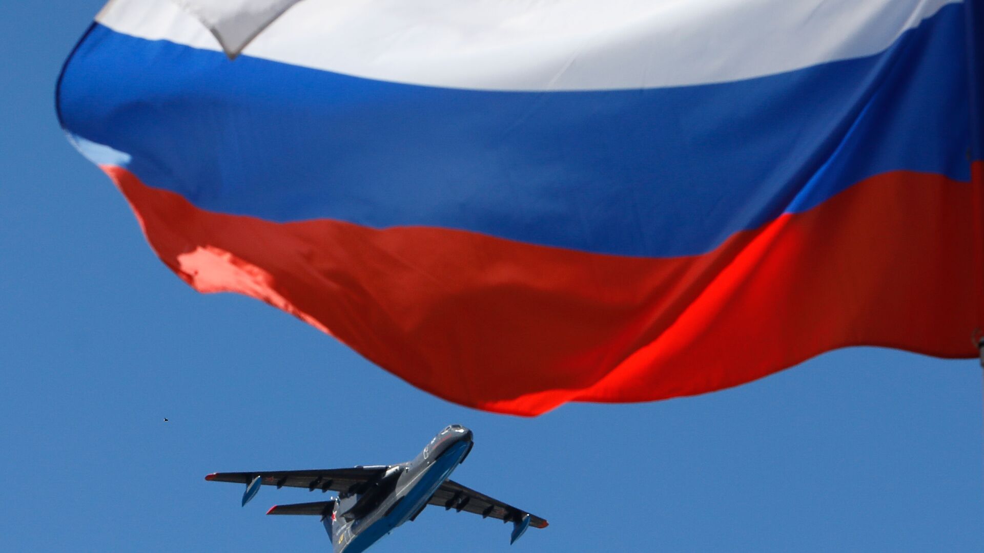 Самолет-амфибия Бе-200 в небе во время Главного военно-морского парада по случаю Дня Военно-морского флота РФ в Санкт-Петербурге Самолет-амфибия Бе-200 в небе во время Главного военно-морского парада по случаю Дня Военно-морского флота РФ в Санкт-Петербурге - Sputnik Абхазия, 1920, 02.03.2026