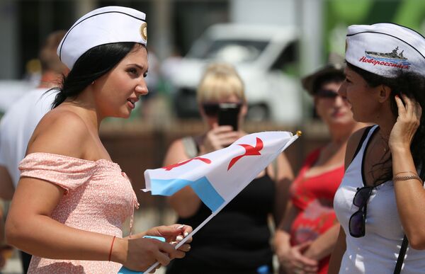 Жители Новороссийска во время парада в честь Дня Военно-морского флота на Новороссийской военно-морской базе - Sputnik Абхазия
