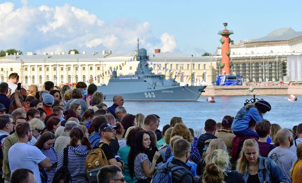 Жители на набережной Санкт-Петербурга, чтобы посмотреть проход кораблей во время Главного военно-морского парада России - Sputnik Абхазия