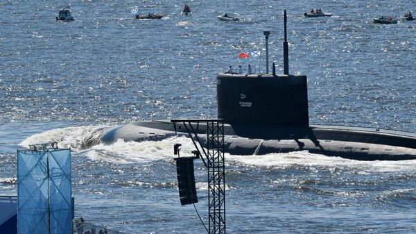 Подводная лодка Б-274 Петропавловск-Камчатский проекта 636.3 Варшавянка во время Главного военно-морского парада по случаю Дня Военно-морского флота РФ в Финском заливе - Sputnik Абхазия