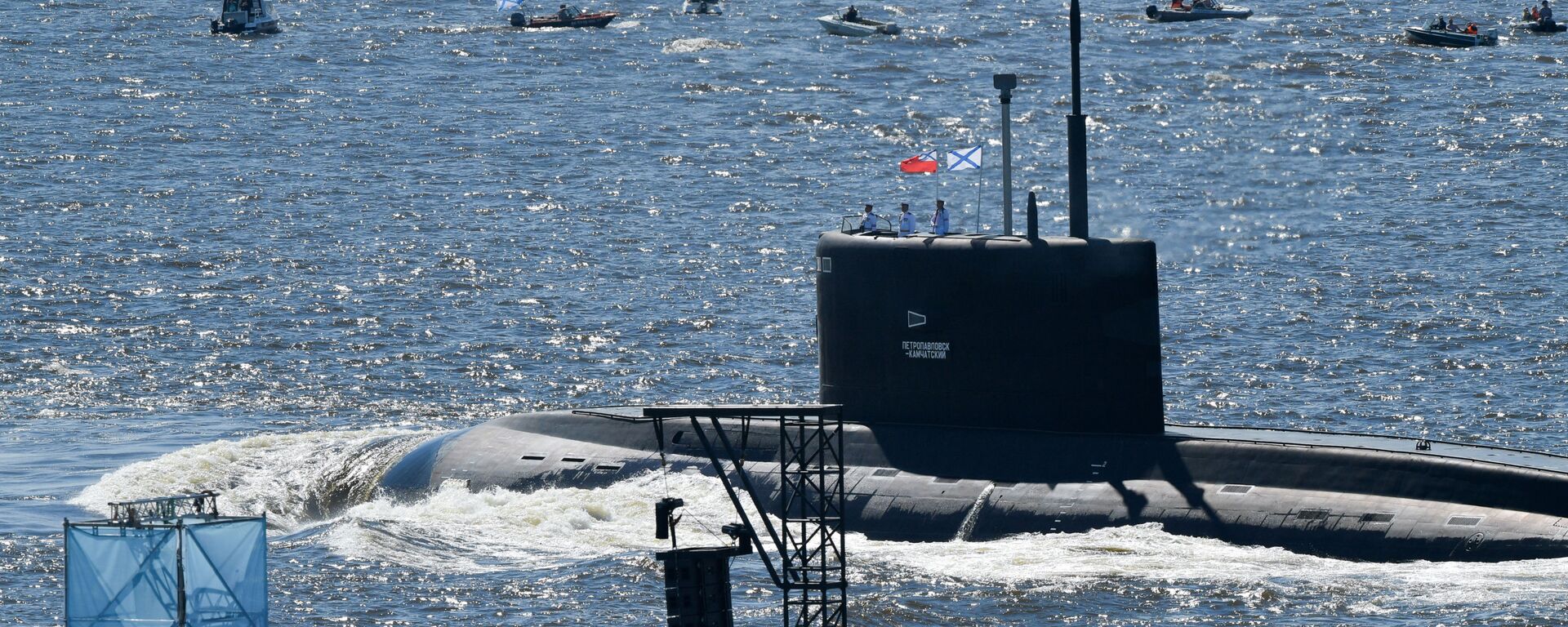Подводная лодка Б-274 Петропавловск-Камчатский проекта 636.3 Варшавянка во время Главного военно-морского парада по случаю Дня Военно-морского флота РФ в Финском заливе - Sputnik Абхазия, 1920, 17.12.2025